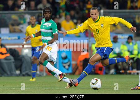 Brasiliens Luis Fabiano kämpft gegen Gervinho der Elfenbeinküste während des FIFA World Cup South Africa Soccer Match 2010, Gruppe G, Brasilien gegen Elfenbeinküste am 20. Juni 2010 im Fußballstadion Soccer City in Johannesburg, Südafrika. Brasilien gewann 3:1. Foto von Henri Szwarc/ABACAPRESS.COM Stockfoto