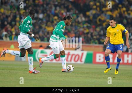 Brasiliens Lucio kämpft gegen Didier Drogba aus der Elfenbeinküste während des FIFA World Cup South Africa Soccer Spiels 2010, Gruppe G, Brasilien gegen Elfenbeinküste am 20. Juni 2010 im Fußballstadion Soccer City in Johannesburg, Südafrika. Brasilien gewann 3:1. Foto von Henri Szwarc/ABACAPRESS.COM Stockfoto