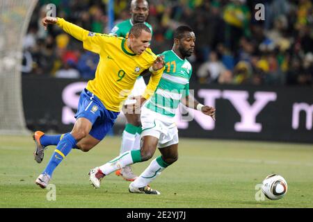 Der Brasilianer Luis Fabiano kämpft gegen Siaka Tiene von der Elfenbeinküste während des FIFA World Cup South Africa Soccer Match 2010, Gruppe G, Brasilien gegen Elfenbeinküste am 20. Juni 2010 im Fußballstadion Soccer City in Johannesburg, Südafrika. Brasilien gewann 3:1. Foto von Henri Szwarc/ABACAPRESS.COM Stockfoto