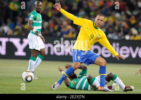 Der Brasilianer Luis Fabiano kämpft gegen Siaka Tiene von der Elfenbeinküste während des FIFA World Cup South Africa Soccer Match 2010, Gruppe G, Brasilien gegen Elfenbeinküste am 20. Juni 2010 im Fußballstadion Soccer City in Johannesburg, Südafrika. Brasilien gewann 3:1. Foto von Henri Szwarc/ABACAPRESS.COM Stockfoto