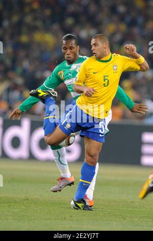 Der Brasilianer Felipe Melo kämpft gegen Didier Drogba aus der Elfenbeinküste während des FIFA World Cup South Africa Soccer Match 2010, Gruppe G, Brasilien gegen die Elfenbeinküste am 20. Juni 2010 im Fußballstadion Soccer City in Johannesburg, Südafrika. Brasilien gewann 3:1. Foto von Henri Szwarc/ABACAPRESS.COM Stockfoto