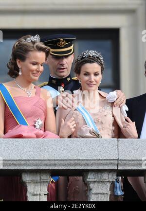 Prinzessin Mathilde von Belgien (L), Kronprinz Felipe von Spanien und Prinzessin Letizia von Spanien lächeln auf dem Balkon des Königspalastes nach der Hochzeit von Schwedens Kronprinzessin Victoria und Prinz Daniel, dem Herzog von Vastergotland, in Stockholm, Schweden, am 19. Juni 2010. Foto von Mousse-Nebinger-Orban/ABACAPRESS.COM Stockfoto