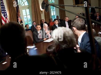 Verteidigungsminister Robert M. Gates (2L), Minister für Veteranenangelegenheiten Eric K. Shinseki (2R), Verkehrsminister Raymond L. LaHood (R) und andere hören zu, wie Präsident Barack Obama nach einem Treffen im Kabinettsaal des Weißen Hauses in Washington DC zur Presse spricht, USA am 22. Juni 2010. Präsident Obama sprach über den Krieg gegen den Terrorismus, die Ölpest im Golf von Mexiko und Gen. Stanley A. McChrystals Kommentare über die Regierung im Rolling Stone Magazine. Foto von Brendan Smialowski/ABACAPRESS.COM Stockfoto