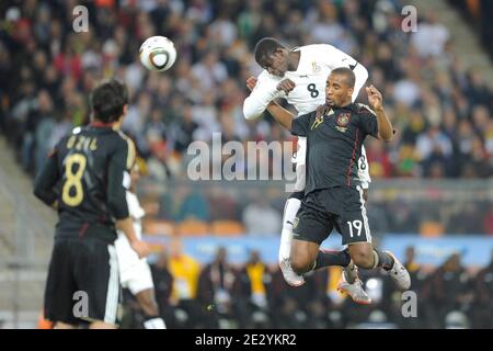 Der deutsche Cacau kämpft gegen den ghanaischen Jonathan Mensah während des FIFA World Cup South Africa Soccer Match 2010, Gruppe D, Deutschland gegen Ghana am 23. Juni 2010 im Fußballstadion Soccer City in Johannesburg, Südafrika. Deutschland gewann 1:0. Foto von Henri Szwarc/ABACAPRESS.COM Stockfoto