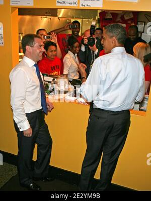 US-Präsident Barack Obama und Russlands Präsident Dmitri Medvedev bestellen am 24. Juni 2010 Cheeseburger und Pommes bei Ray's Hell Burger in Arlington, VA, USA. Foto von Martin H. Simon/ABACAPRESS.COM Stockfoto