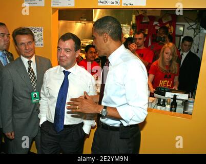 US-Präsident Barack Obama und Russlands Präsident Dmitri Medwedew gehen zu ihrem Talble, nachdem sie am 24. Juni 2010 im Ray's Hell Burger in Arlington, VA, USA, Cheeseburger und Pommes bestellt haben. Foto von Martin H. Simon/ABACAPRESS.COM Stockfoto