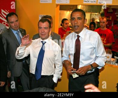 US-Präsident Barack Obama und Russlands Präsident Dmitri Medwedew gehen zu ihrem Talble, nachdem sie am 24. Juni 2010 im Ray's Hell Burger in Arlington, VA, USA, Cheeseburger und Pommes bestellt haben. Foto von Martin H. Simon/ABACAPRESS.COM Stockfoto