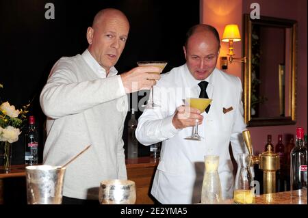 Bruce Willis fördert den Vodka Sobieski während einer Pressekonferenz im Hotel Ritz in Paris, Frankreich am 24. Juni 2010. Foto von Nicolas Briquet/ABACAPRESS.COM Stockfoto