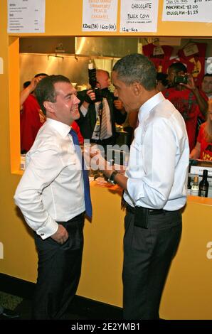 US-Präsident Barack Obama und Russlands Präsident Dmitri Medvedev bestellen am 24. Juni 2010 Cheeseburger und Pommes bei Ray's Hell Burger in Arlington, VA, USA. Foto von Martin H. Simon/ABACAPRESS.COM Stockfoto