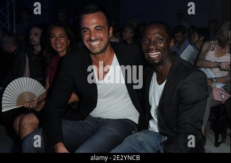 Alan Toledano und der Fußballspieler Claude Makelele nehmen am 25. Juni 2010 an der Präsentation von John Gallianos Spring-Summer 2011 Men's Collection in Paris, Frankreich, Teil. Foto von Ammar Abd Rabbo/ABACAPRESS.COM Stockfoto