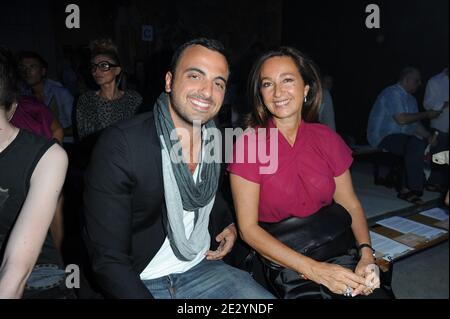 Katia Toledano und Sohn Alan Toledano nehmen am 25. Juni 2010 an der Präsentation von John Gallianos Spring-Summer 2011 Men's Collection in Paris, Frankreich, Teil. Foto von Ammar Abd Rabbo/ABACAPRESS.COM Stockfoto