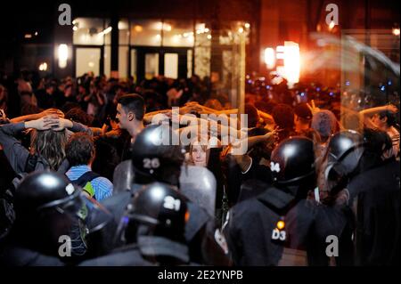 Während des G20-Gipfels in Toronto, ON, Kanada, am 26. Juni 2010 werden Demonstranten nachts von der Polizei verhaftet. Massive und gewalttätige Demonstrationen in der Innenstadt von Toronto setzten den Gipfelrand am Samstag in Sperre, als die Staats- und Regierungschefs der Welt ihre Treffen begannen. Foto von Olivier Douliery/ABACAPRESS.COM Stockfoto