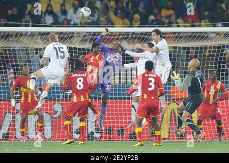 Ghanas Torhüter Richard Kingson kämpft am 2010 26. Juni 2010 gegen den US-Torhüter Tim Howard während der FIFA Fußball-Weltmeisterschaft Südafrika 1/8 im Royal Bafokeng Fußballstadion in Rustenburg, Südafrika. Ghana gewann 2:1. Foto von Henri Szwarc/ABACAPRESS.COM Stockfoto