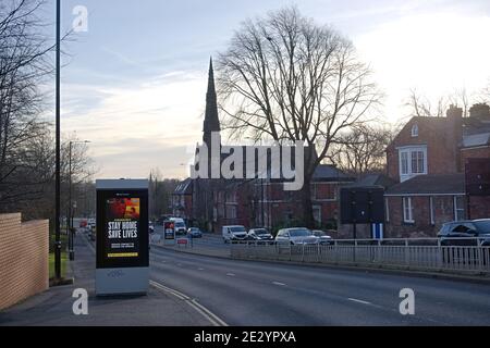 Sheffield, Großbritannien, 12. Januar 2021: Digital Signage an der Seite der ringstraße von sheffield mit COVID-19 sperrt öffentliche Informationen Stockfoto