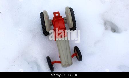 Ein Ertl Traktor im Maßstab 1:1/16 im Schnee. Stockfoto