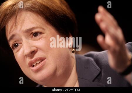 Elena Kagan, Kandidatin des Obersten Gerichtshofs der USA, beantwortet am zweiten Tag ihrer Bestätigungsvernehmungen auf dem Capitol Hill in Washington, DC, USA, am 29. Juni 2010 Fragen. Kagan ist seit seinem Amtsantritt US-Präsident Barack Obamas zweiter Kandidat für den Obersten Gerichtshof. Foto von Olivier Douliery /ABACAPRESS.COM Stockfoto
