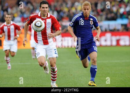 Paraguays Antolin Alcaraz und Japans Keisuke Honda kämpfen während des FIFA World Cup South Africa 1/8 des letzten Fußballspiels 2010 um den Ball, Paraguay gegen Japan am 29. Juni 2010 im Fußballstadion Loftus Versfeld in Pretoria, Südafrika. Paraguay gewann 0-0 (5 Pence auf 3 nach den Elfmeterschießen). Foto von Henri Szwarc/ABACAPRESS.COM Stockfoto