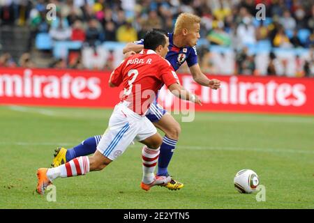 Paraguays Claudio Morel und Japans Keisuke Honda kämpfen während des 2010 FIFA World Cup South Africa 1/8 des letzten Fußballspiels, Paraguay gegen Japan am 29. Juni 2010 im Loftus Versfeld Fußballstadion in Pretoria, Südafrika, um den Ball. Paraguay gewann 0-0 (5 Pence auf 3 nach den Elfmeterschießen). Foto von Henri Szwarc/ABACAPRESS.COM Stockfoto