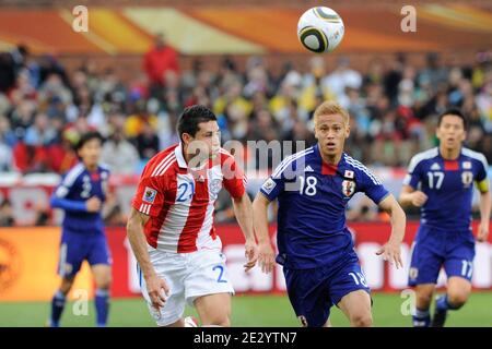 Paraguays Antolin Alcaraz und Japans Keisuke Honda während der FIFA Fußball-Weltmeisterschaft Südafrika 1/8 2010, Paraguay gegen Japan im Loftus Versfeld Fußballstadion in Pretoria, Südafrika am 29. Juni 2010. Paraguay gewann 0-0 (5 Pence auf 3 nach den Elfmeterschießen). Foto von Henri Szwarc/ABACAPRESS.COM Stockfoto