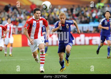 Paraguays Antolin Alcaraz und Japans Keisuke Honda kämpfen während des FIFA World Cup South Africa 1/8 des letzten Fußballspiels 2010 um den Ball, Paraguay gegen Japan am 29. Juni 2010 im Fußballstadion Loftus Versfeld in Pretoria, Südafrika. Paraguay gewann 0-0 (5 Pence auf 3 nach den Elfmeterschießen). Foto von Henri Szwarc/ABACAPRESS.COM Stockfoto