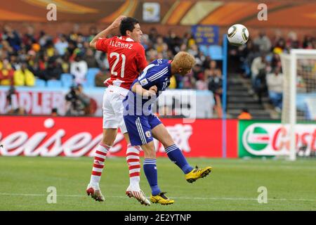 Paraguays Antolin Alcaraz und Japans Keisuke Honda kämpfen während des FIFA World Cup South Africa 1/8 des letzten Fußballspiels 2010 um den Ball, Paraguay gegen Japan am 29. Juni 2010 im Fußballstadion Loftus Versfeld in Pretoria, Südafrika. Paraguay gewann 0-0 (5 Pence auf 3 nach den Elfmeterschießen). Foto von Henri Szwarc/ABACAPRESS.COM Stockfoto