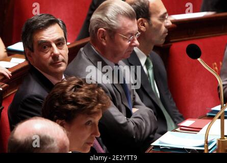 Der französische Arbeitsminister Eric Woerth, der für die Beziehungen zum Parlament zuständige Minister Henry de Raincourt, der französische Premierminister Francois Fillon und der französische Minister für Wirtschaft, Finanzen und Gesundheit, Jugend und Sport Roselyne Bachelot nimmt an einer Fragestunde an die Regierung bei der französischen Nationalversammlung am 29. Juni 2010 in Paris Teil. Foto von Stephane Lemouton/ABACAPRESS.COM Stockfoto