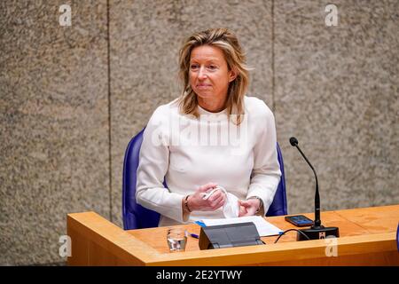 DEN HAAG, NIEDERLANDE - JANUAR 12: Innenminister Kajsa Ollongren bei der Plenardebatte im parlament der Tweede kamer am Januar Stockfoto