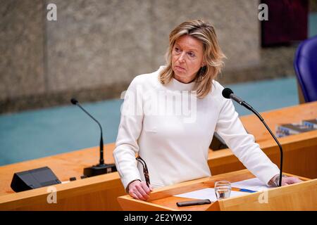 DEN HAAG, NIEDERLANDE - JANUAR 12: Innenminister Kajsa Ollongren bei der Plenardebatte im parlament der Tweede kamer am Januar Stockfoto