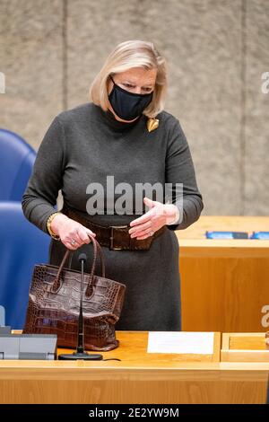 DEN HAAG, NIEDERLANDE - JANUAR 12: Ministerin für Justiz und Sicherheit Ankie Broekers-Knol während der Plenardebatte in der Tweede kamer Stockfoto