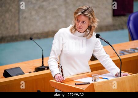 DEN HAAG, NIEDERLANDE - JANUAR 12: Innenminister Kajsa Ollongren bei der Plenardebatte im parlament der Tweede kamer am Januar Stockfoto