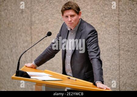DEN HAAG, NIEDERLANDE - JANUAR 12: Jan Paternotte von D66 gesehen während der Plenardebatte im Tweede kamer parlament am 12. Januar 2021 im Ha Stockfoto