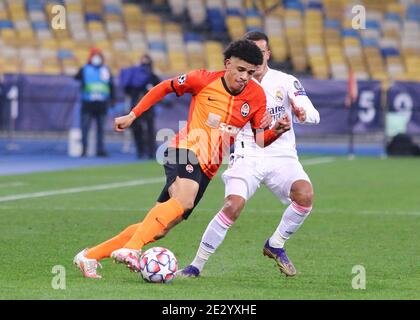 KIEW, UKRAINE - 1. DEZEMBER 2020: Taison von Shakhtar Donetsk kämpft mit Lucas Vazquez von Real Madrid während ihres UEFA Champions League Spiels im NSC Olimpiyskyi Stadion um einen Ball. Shakhtar gewann 2-0 Stockfoto