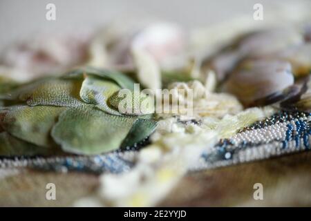 Couture Stickerei in Mischtechnik. Stillleben mit Artischocken. Stockfoto