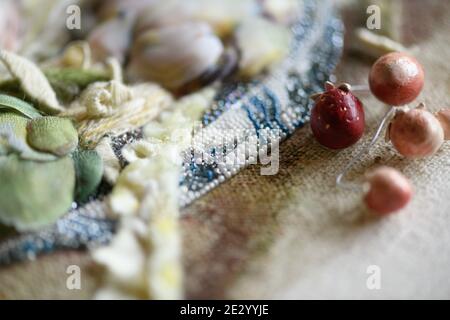 Couture Stickerei in Mischtechnik. Stillleben mit Artischocken. Stockfoto