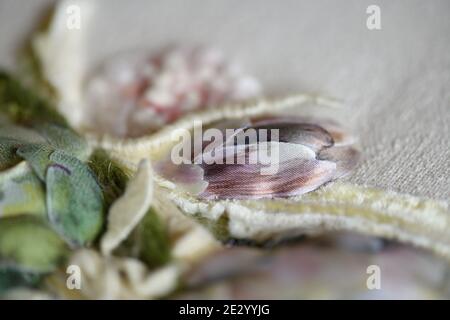 Couture Stickerei in Mischtechnik. Stillleben mit Artischocken. Stockfoto