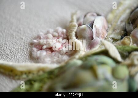 Couture Stickerei in Mischtechnik. Stillleben mit Artischocken. Stockfoto