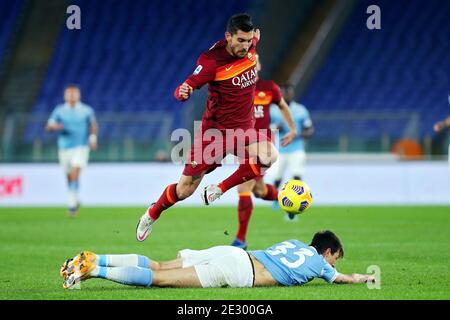 Lorenzo Pellegrini von Roma (UP) und Francesco Acerbi von Latium (D) in Aktion während der italienischen Meisterschaft Serie EIN Fußballspiel zwischen SS Lazio und AS Roma am 15. Januar 2021 im Stadio Olimpico in Rom, Italien - Foto Federico Proietti / DPPI / LiveMedia Stockfoto