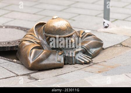 Bratislava. Slowakei. Mai 2019. Denkmal für einen Klempner in Bratislava. Eine Figur, die aus einem Stadtbrunnen guckt. Stockfoto