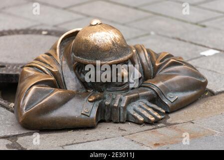 Bratislava. Slowakei. Mai 2019. Denkmal für einen Klempner in Bratislava. Eine Figur, die aus einem Stadtbrunnen guckt. Stockfoto