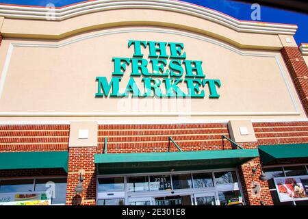 Augusta, GA USA - 01 06 21: Der Frischmarkt Einzelhandel Lebensmittelgeschäft Eingang Gebäude Schild Stockfoto