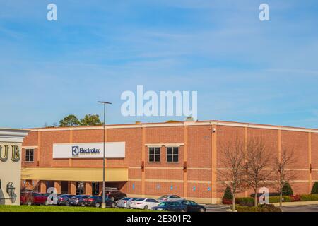 Augusta, GA USA - 01 06 21: Electrolux Gebäude mit blauem Ski und Autos Stockfoto