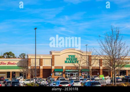 Augusta, GA USA - 01 06 21: Fresh Market Shopping Center Gebäude und Parkplatz Stockfoto