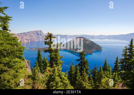 Crater Lake, Oregon, landschaftlich schöner Blick mit Wizard Island vista Stockfoto