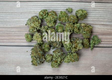 Ein Haufen hellgrüner Cannabis nackert auf einem Holzklumpen Hintergrund Stockfoto