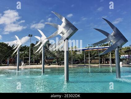 Die Fischskulpturen aus Edelstahl stehen im großen Schwimmen Lagune an einem Top-Tag entlang der Cairns Waterfront An der Esplanade Stockfoto