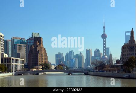 Blick über den wusong Fluss und die Waibaidu Brücke in Richtung der klassischen Pudong Skyline in Shanghai. Der berühmte Bund ist über die Brücke auf der rechten Seite Stockfoto