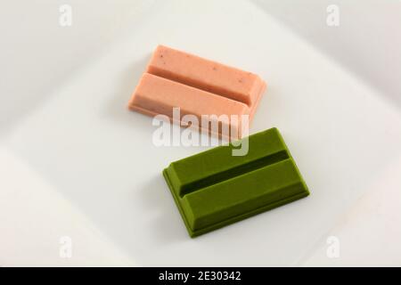 Bonbonbons mit rosa und grünen Schokoladengeschmack auf weißem Dessert Platte Stockfoto