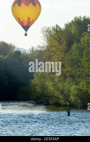 Ballon fliegt über Boise Fluss Fischer Stockfoto