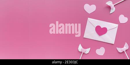 Valentinstag. Rosa Herzen, Umschlag auf violettem Hintergrund. Speicherplatz kopieren. Das Konzept von Urlaub und Liebe, Gratulation. Grußkartenvorlage Stockfoto