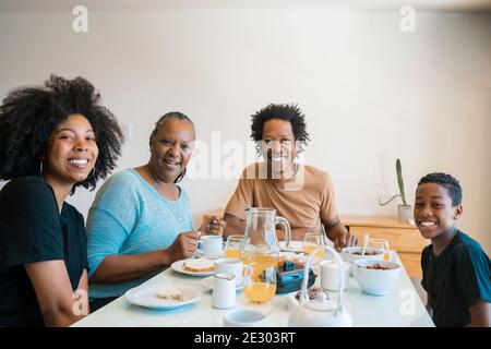 Familie beim gemeinsamen Frühstück zu Hause. Stockfoto